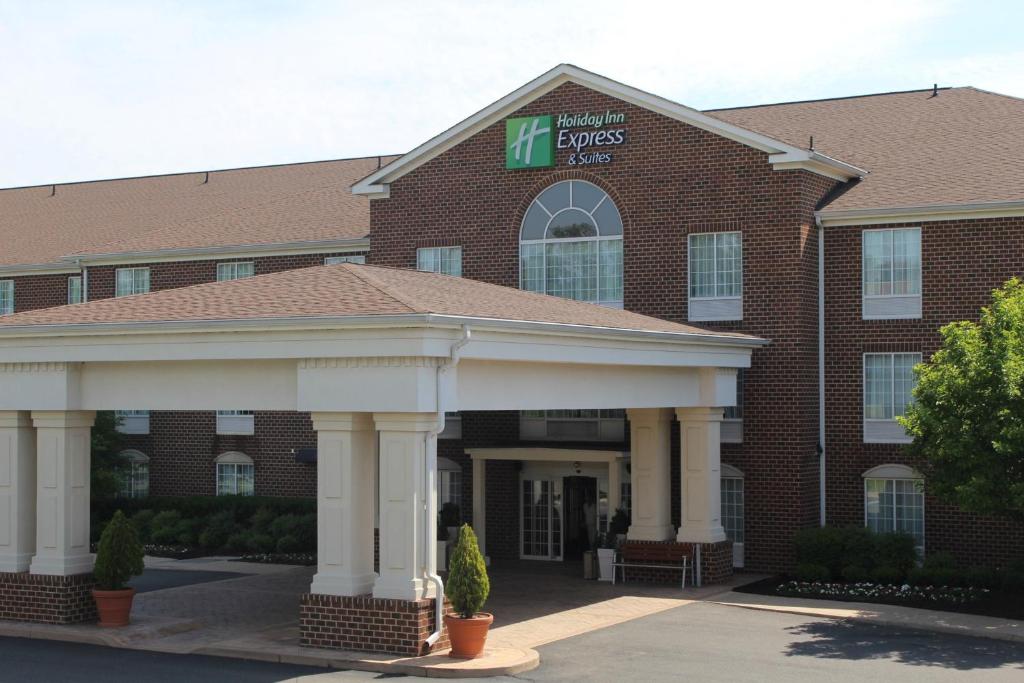 Holiday Inn Express Hotel & Suites Warrenton an IHG Hotel Main image 1